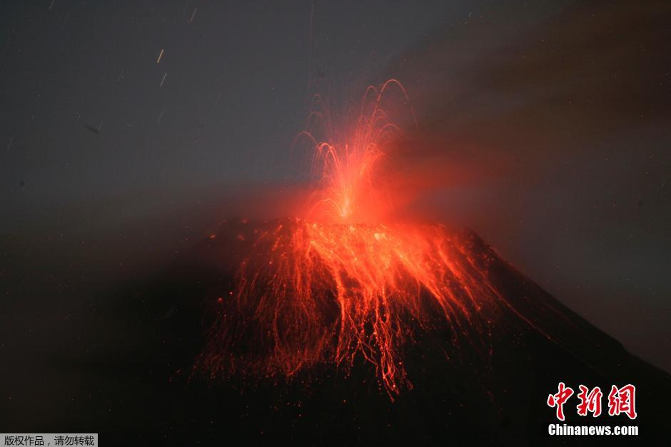 當(dāng)?shù)貢r(shí)間8月24日，厄瓜多爾通古拉瓦火山噴發(fā)，熔巖噴出宛如末世。