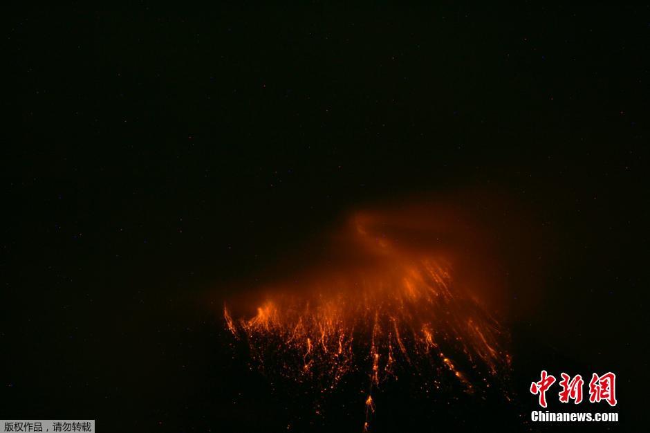 當(dāng)?shù)貢r(shí)間8月24日，厄瓜多爾通古拉瓦火山噴發(fā)，熔巖噴出宛如末世。