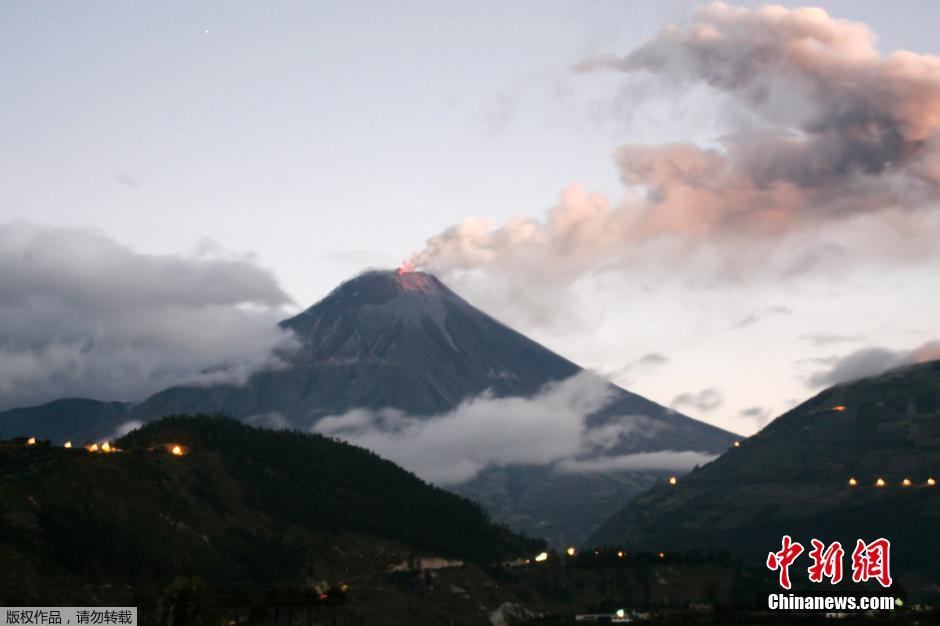 當(dāng)?shù)貢r(shí)間8月24日，厄瓜多爾通古拉瓦火山噴發(fā)，熔巖噴出宛如末世。
