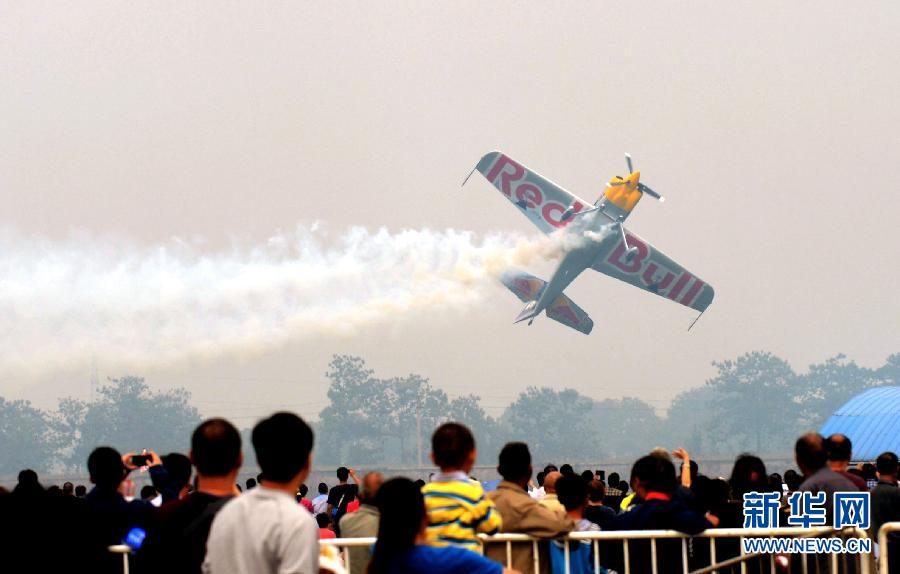　9月13日，特技隊員在進行空中飛行表演。