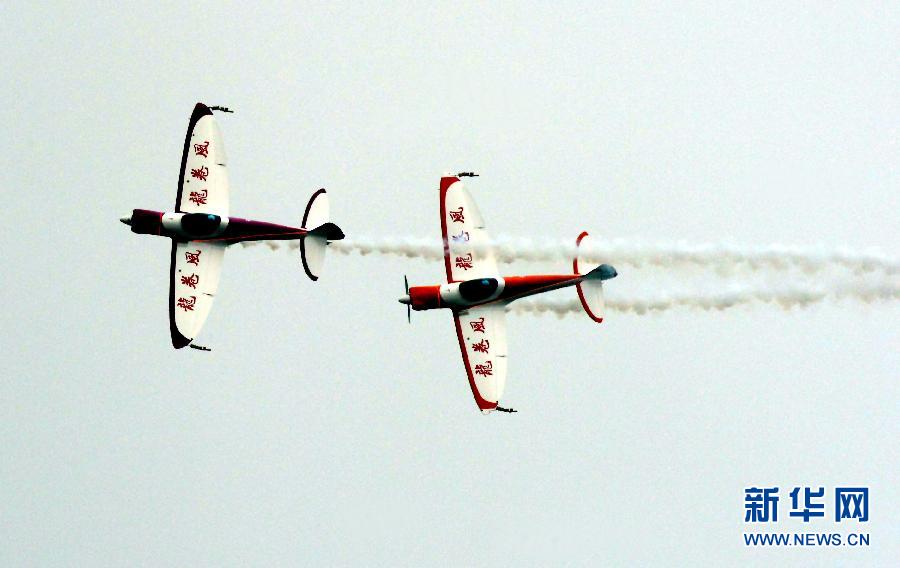 9月13日，特技隊員在進行空中飛行表演。