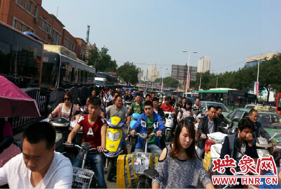 在一些易堵路段車輛仍然“寸步難行”。