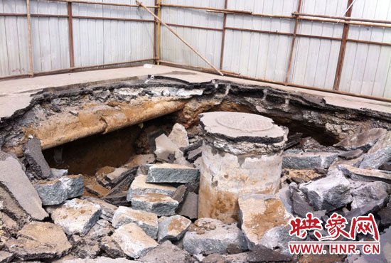 此次路面塌陷的直徑約為3米，深度有2米左右，坑內(nèi)布滿了碎石，路面下方20厘米左右。