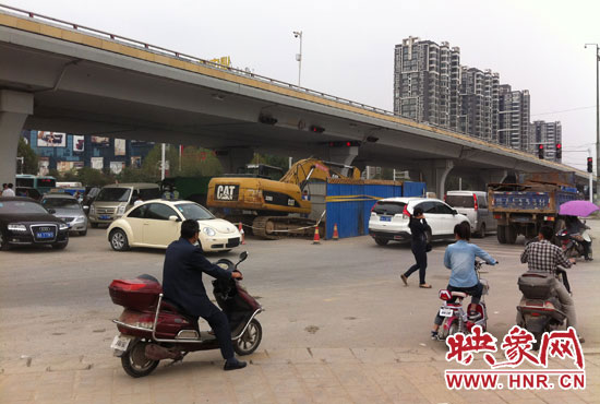 此次塌陷位于鄭州市西三環(huán)與中原路交叉口東側(cè)路西，對交通影響明顯。