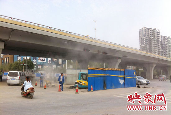 施工單位對塌陷處進(jìn)行路面切割，造成路面塵土飛揚(yáng)。