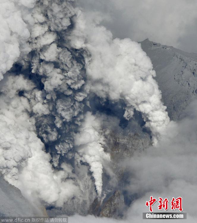 當(dāng)?shù)貢r間2014年9月27日，日本中部御岳山發(fā)生噴發(fā)，或已造成數(shù)人受傷。