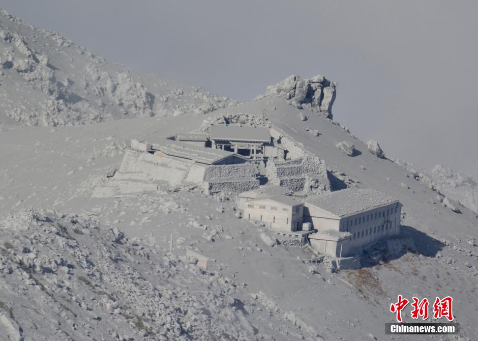 當(dāng)?shù)貢r間2014年9月27日，日本中部御岳山發(fā)生噴發(fā)，或已造成數(shù)人受傷。