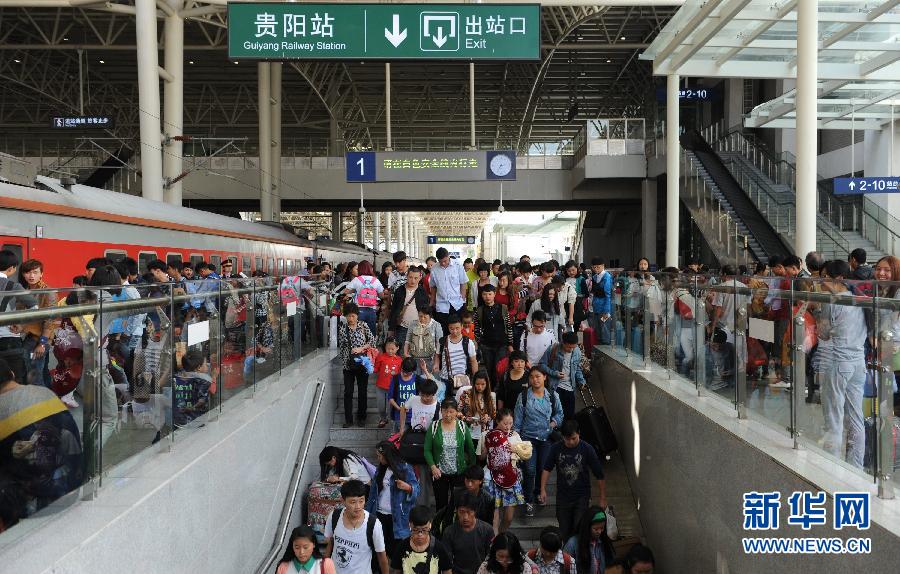 10月6日，抵達(dá)貴陽火車站的旅客準(zhǔn)備出站。