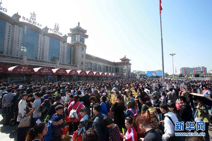  10月6日，在北京火車站，人們排隊進(jìn)站。