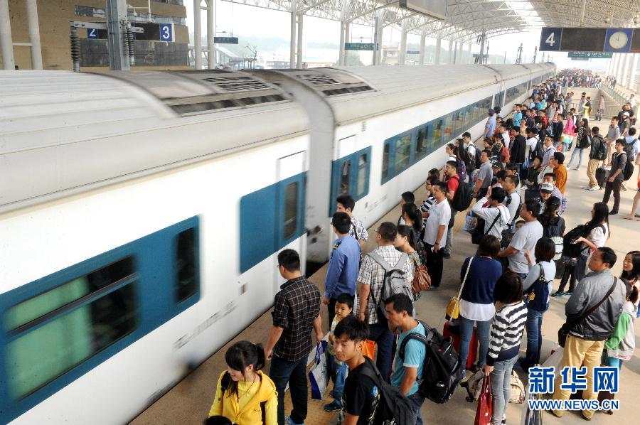 10月6日，在安徽銅陵火車站，大批旅客在站臺上等候乘車。