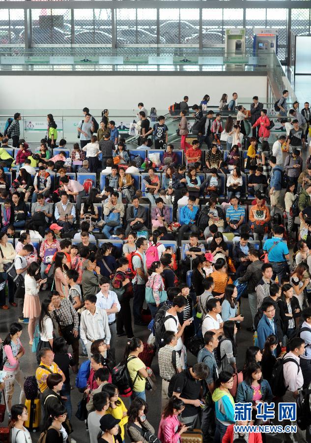 10月6日，旅客在蘇州火車站候車大廳等候乘車。