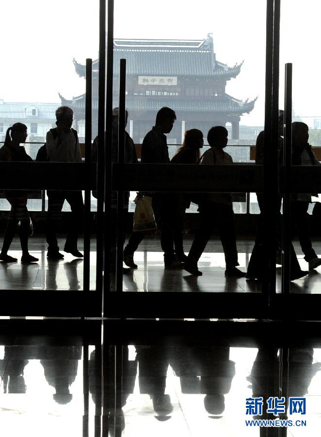 10月6日，旅客排隊進(jìn)入蘇州火車站二樓候車大廳。