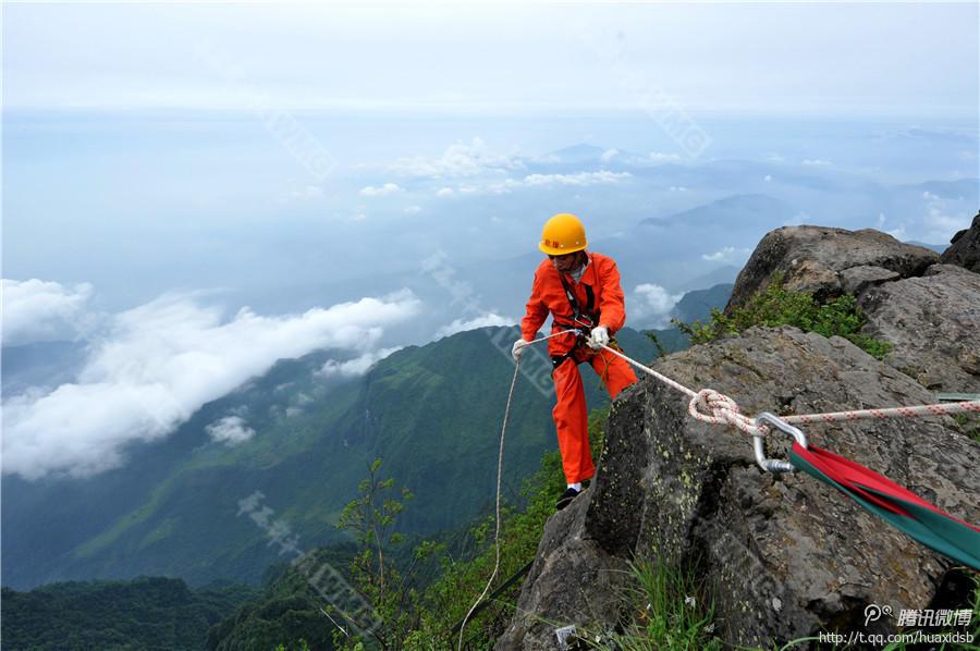10月5日，峨眉山景區(qū)清潔工彭文才下到巖壁清理游客丟棄的垃圾。
