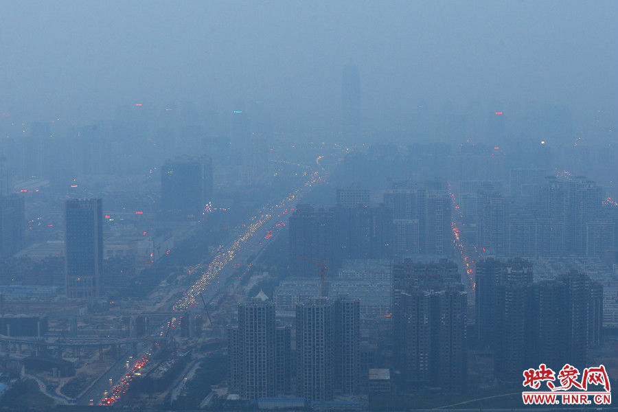 18：07鄭州被霧霾包裹著，不遠(yuǎn)處的建筑隱約可見。
