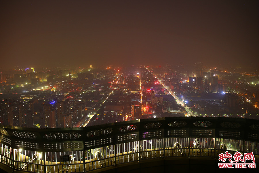 18：40鄭州沉浸在一片霧霾中，都市的燈光霧蒙蒙的，夜空看不到月亮的蹤跡。