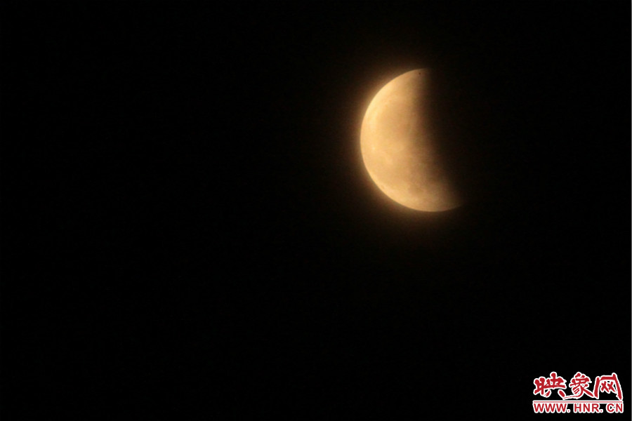20：06月亮還泛著淡淡的紅色。