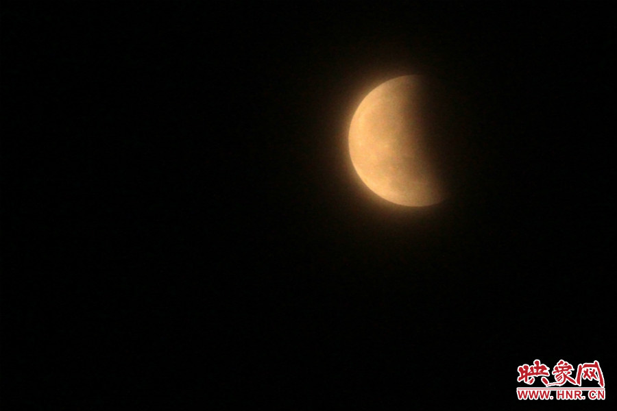 20：11夜空依然能見度很低，月亮看起來總是霧蒙蒙的。