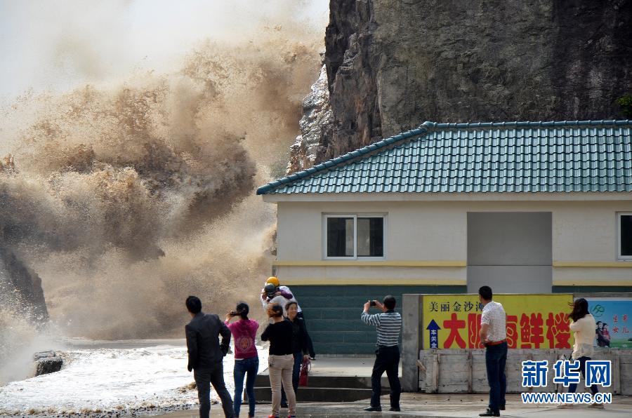 10月12日，浙江省溫嶺市石塘鎮(zhèn)海域出現(xiàn)大浪。