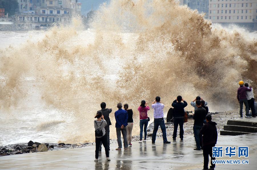 10月12日，人們在浙江省溫嶺市石塘鎮(zhèn)觀看大浪。