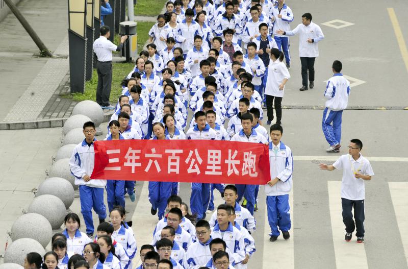 10月14日，成都七中萬(wàn)達(dá)學(xué)校實(shí)行三年跑六百公里才能畢業(yè)，現(xiàn)場(chǎng)學(xué)生開(kāi)始長(zhǎng)跑。