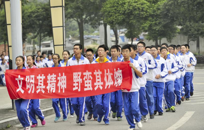 10月14日，成都七中萬(wàn)達(dá)學(xué)校實(shí)行三年跑六百公里才能畢業(yè)，現(xiàn)場(chǎng)學(xué)生開(kāi)始長(zhǎng)跑。