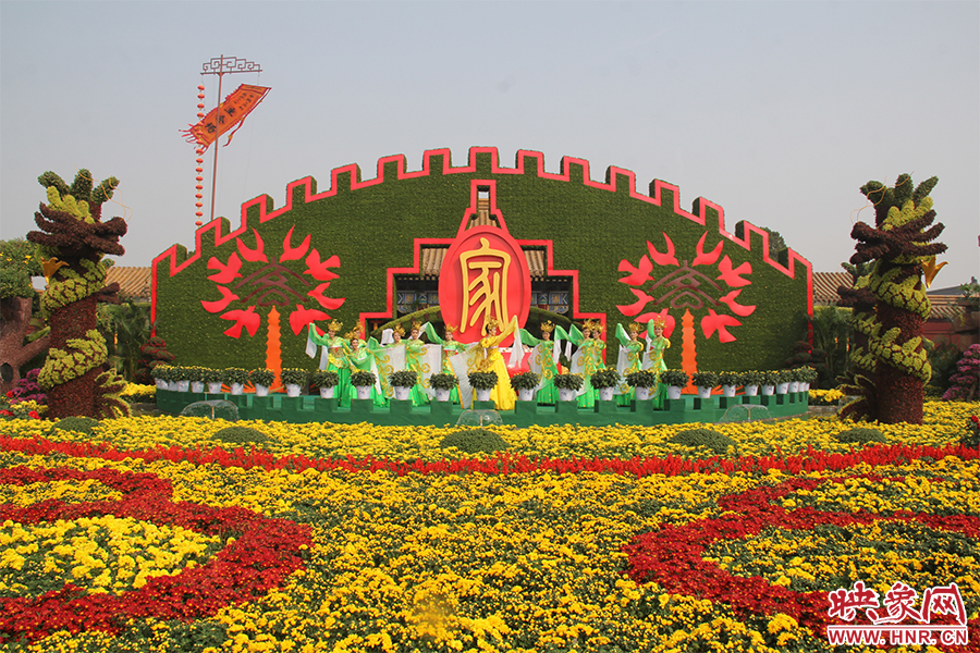 龍亭公園內(nèi)大型菊花景觀。