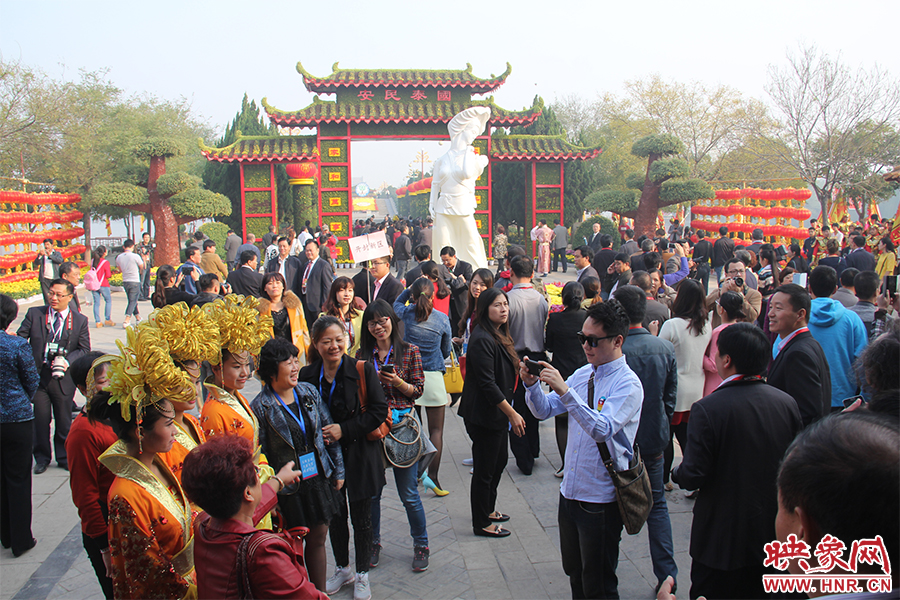 與會領(lǐng)導(dǎo)與嘉賓入園賞菊。
