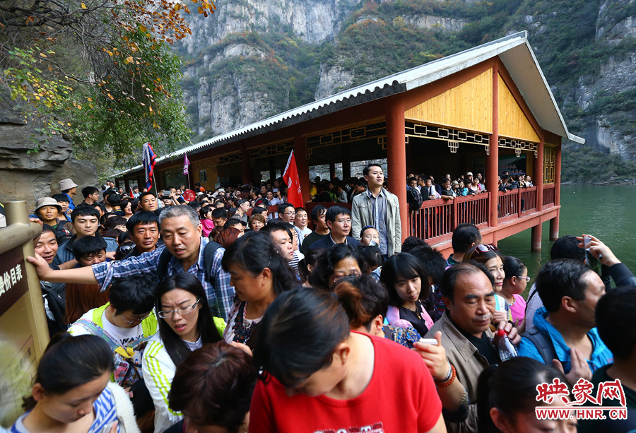 由于長(zhǎng)時(shí)間擁擠不動(dòng)，導(dǎo)致游客產(chǎn)生了焦躁的情緒