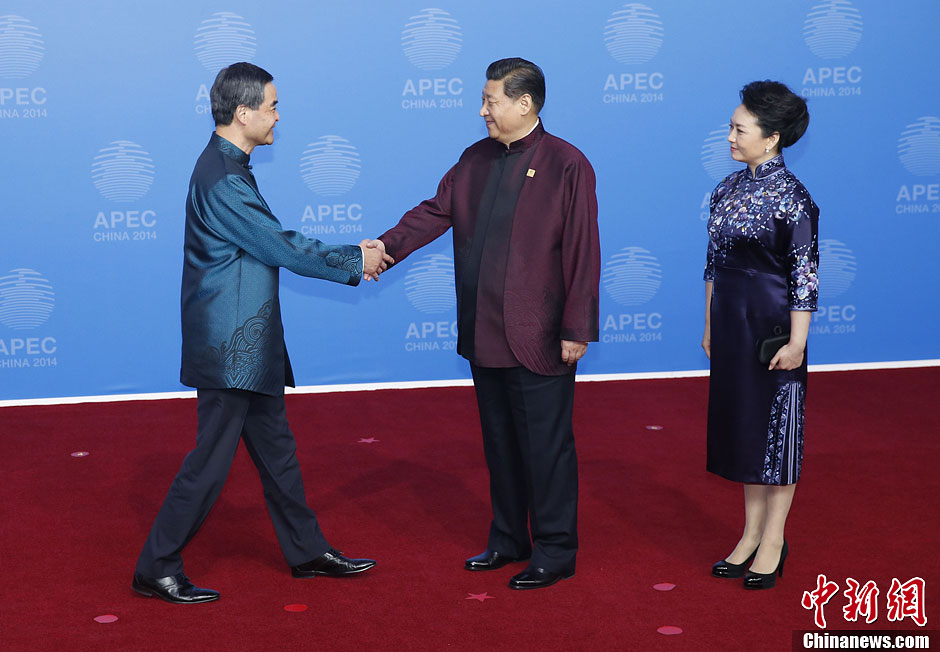 圖為習(xí)近平夫婦歡迎中國香港特別行政區(qū)行政長官梁振英。中新社發(fā) 杜洋 攝
