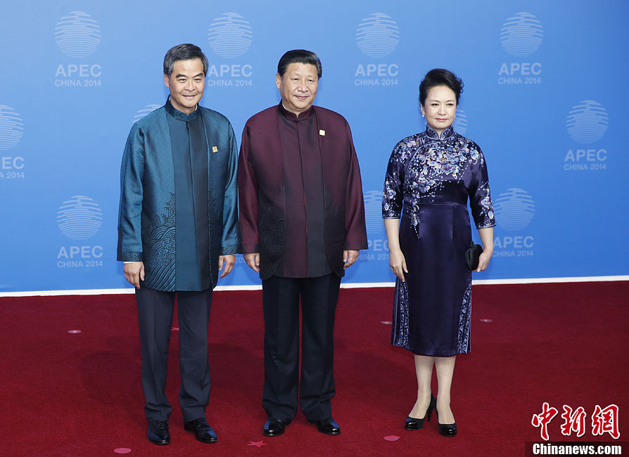圖為習(xí)近平夫婦歡迎中國香港特別行政區(qū)行政長官梁振英。中新社發(fā) 杜洋 攝
