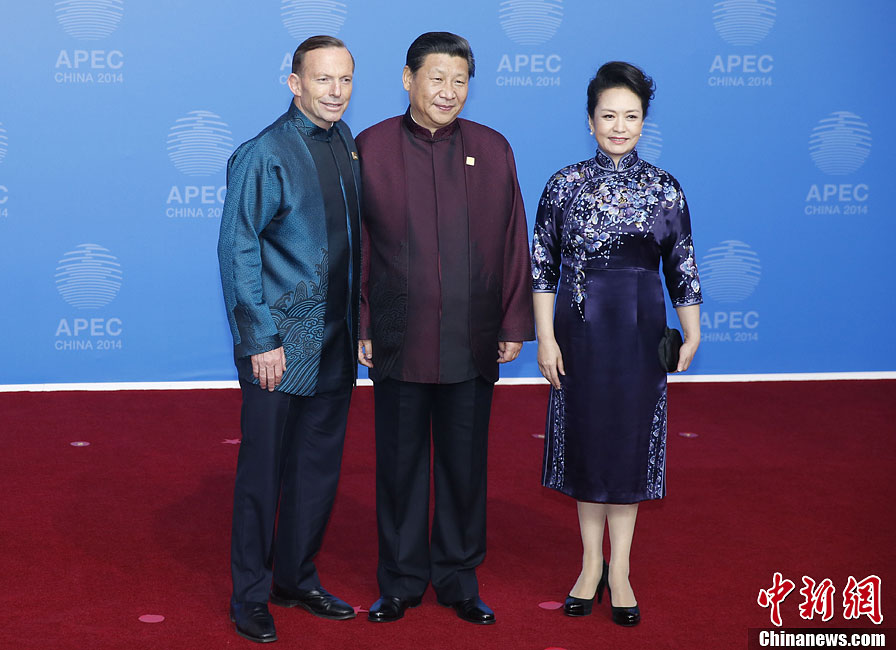 圖為習(xí)近平夫婦歡迎澳大利亞總理阿博特。中新社發(fā) 杜洋 攝