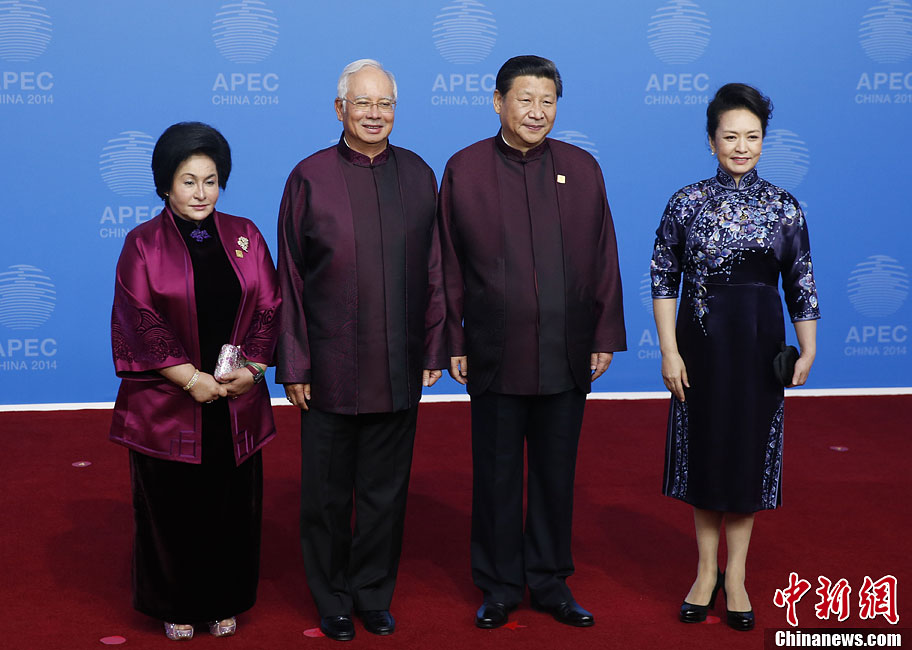 圖為習(xí)近平夫婦歡迎馬來西亞總理納吉布夫婦。中新社發(fā) 杜洋 攝