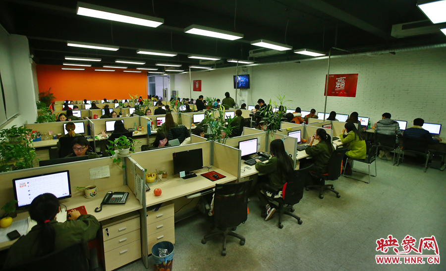 客服大廳內，每天電腦前都坐著忙碌的客服人員