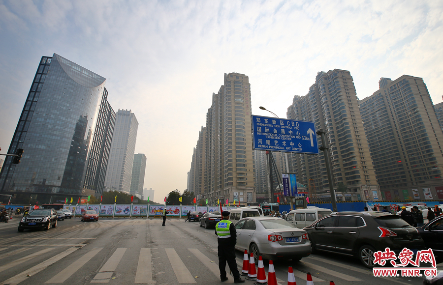 由于圍擋，汽車司機(jī)看不到對面的紅綠燈，車輛通行全靠交警現(xiàn)場指揮