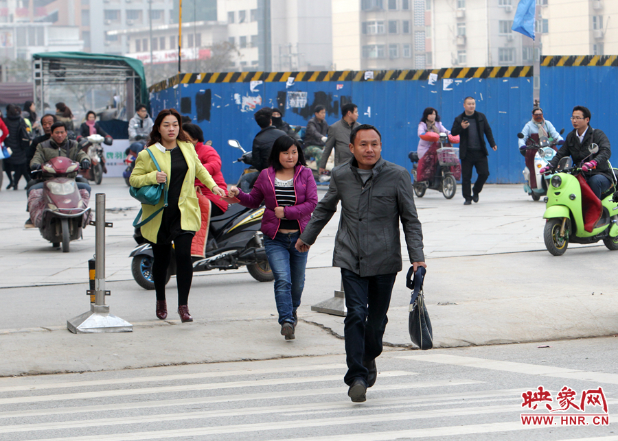 因?yàn)槎萝?，許多上班族飛奔在路上