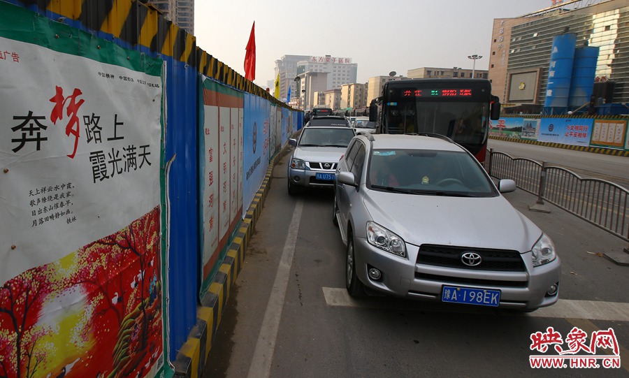 每條路的路口都壓縮成雙車道，大大減緩了汽車通行速度