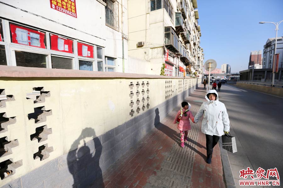 市民從墻外走過。