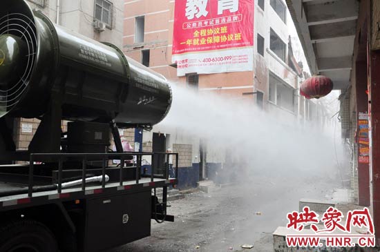 針對(duì)造成霧霾的主兇“建筑工地?fù)P塵”，“霧炮車”降塵除塵效果能到到80%。