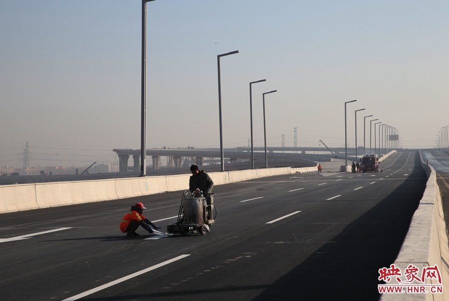 部門路段工人正在噴畫道路標(biāo)線。