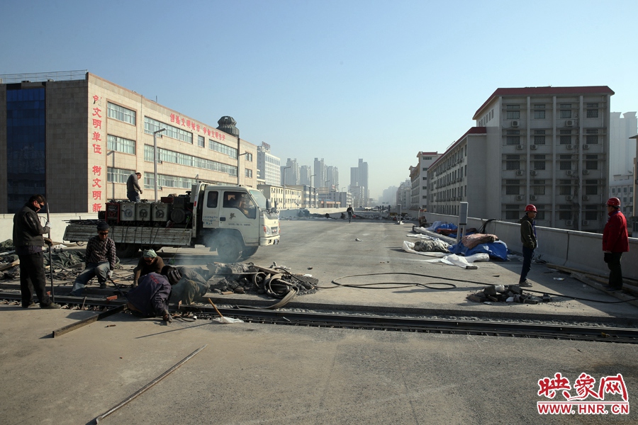 由西向東方向，嵩山南路出口以東，仍在緊張施工中。
