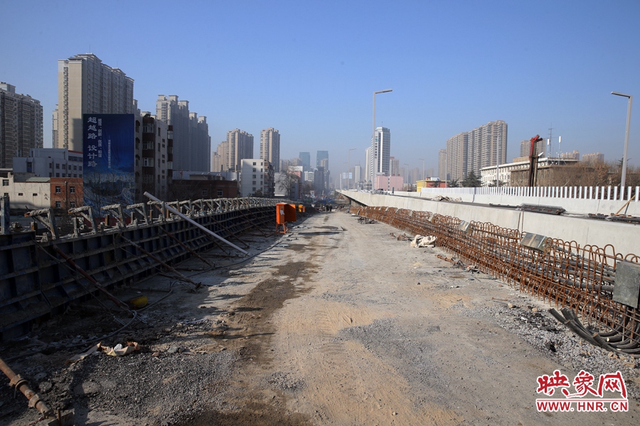 由西向東方向，嵩山南路出口以東，仍在緊張施工中。