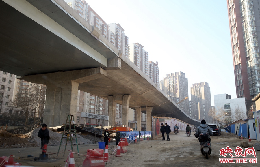 由西向東方向，嵩山南路出口以東，仍在緊張施工中。