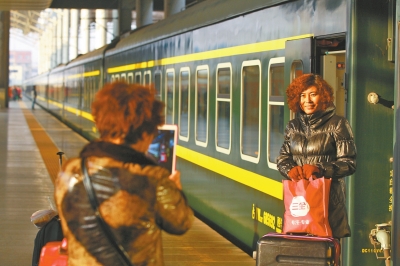 鄭州火車站又見綠皮車,車前留個影。
