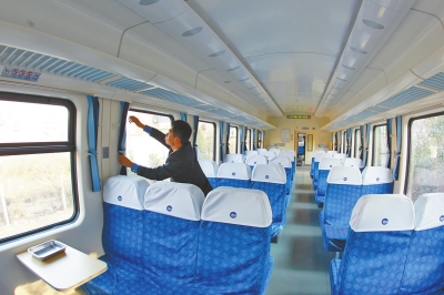 硬座車廂 藍色座套，清清爽爽。