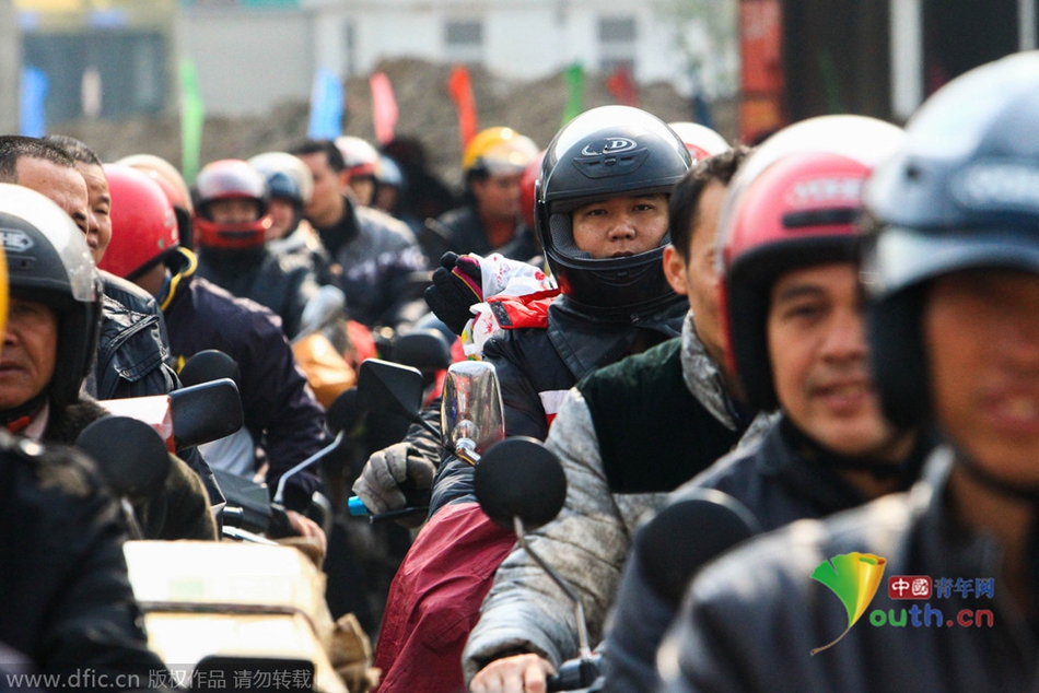 2015年2月10日，廣東佛山，順德龍山加油站為返鄉(xiāng)摩托車(chē)免費(fèi)加油。