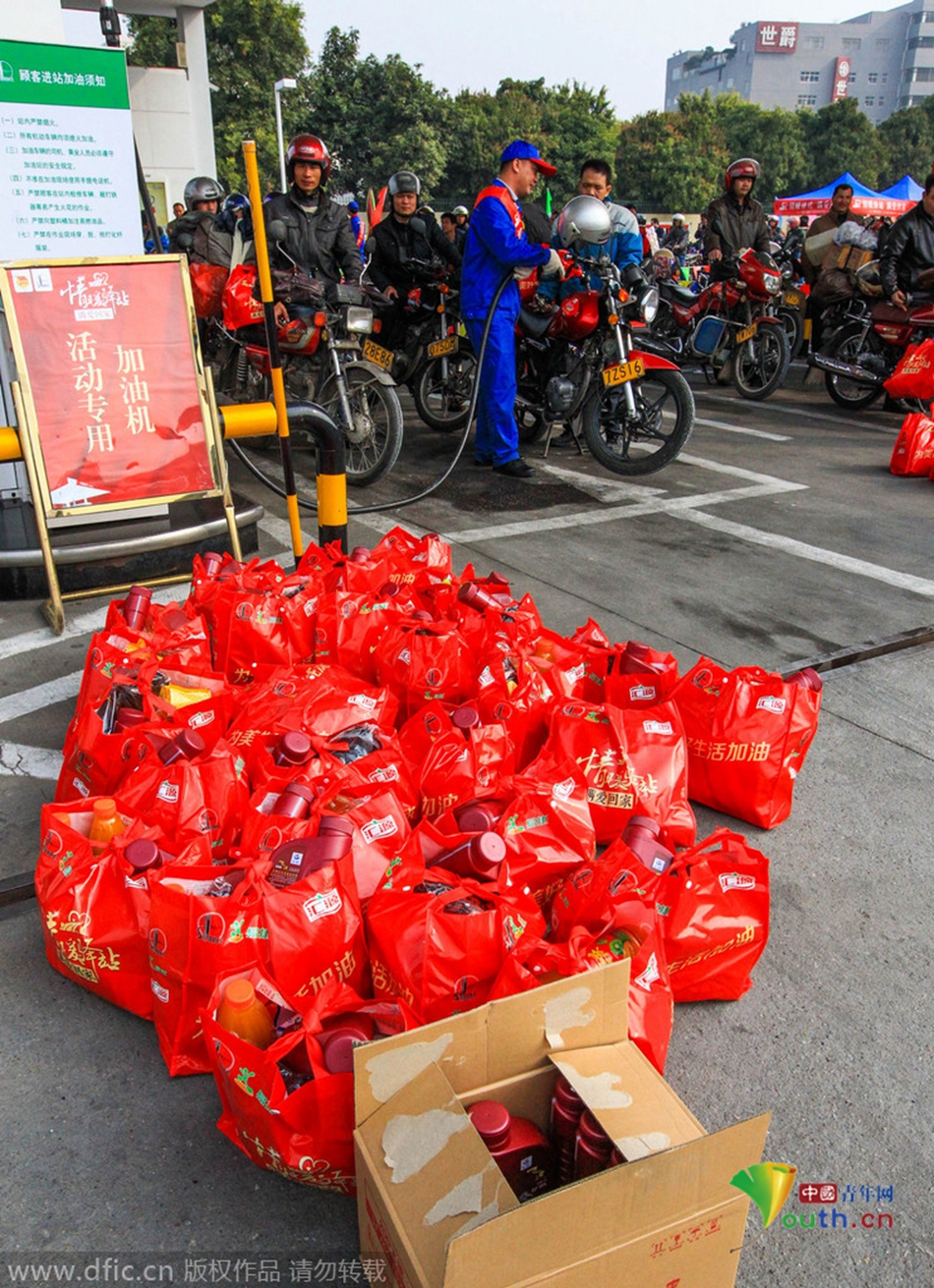 2015年2月10日，廣東佛山，順德龍山加油站為返鄉(xiāng)摩托車(chē)免費(fèi)加油。