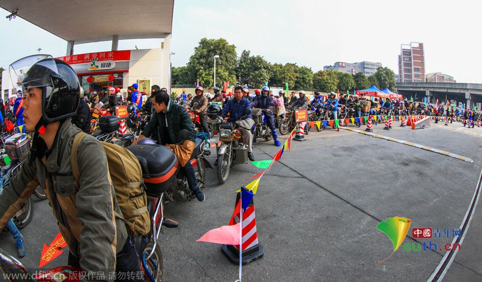 2015年2月10日，廣東佛山，順德龍山加油站為返鄉(xiāng)摩托車(chē)免費(fèi)加油。