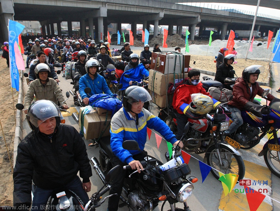 2015年2月10日，廣東佛山，順德龍山加油站為返鄉(xiāng)摩托車(chē)免費(fèi)加油。