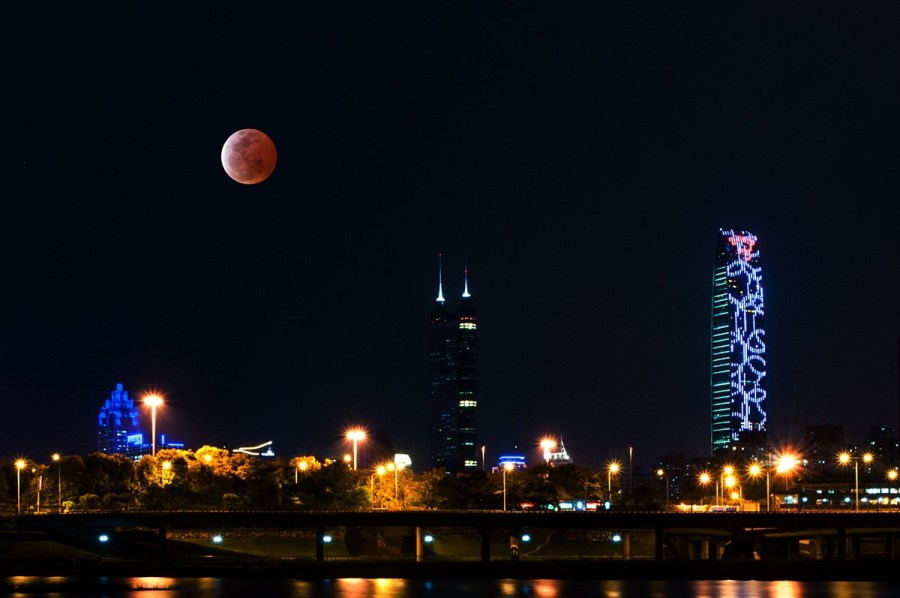 4月4日，深圳，月全食，一輪紅月亮現(xiàn)身夜空。（合成）鄧飛/CFP