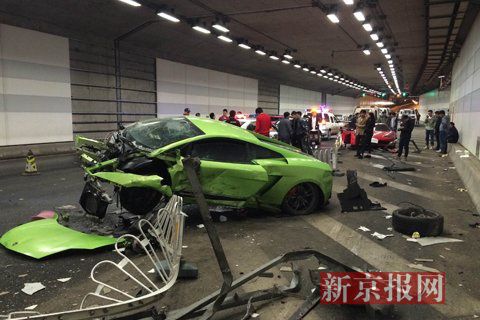 一輛蘭博基尼與一輛法拉利發(fā)生事故，現(xiàn)場狀況慘烈